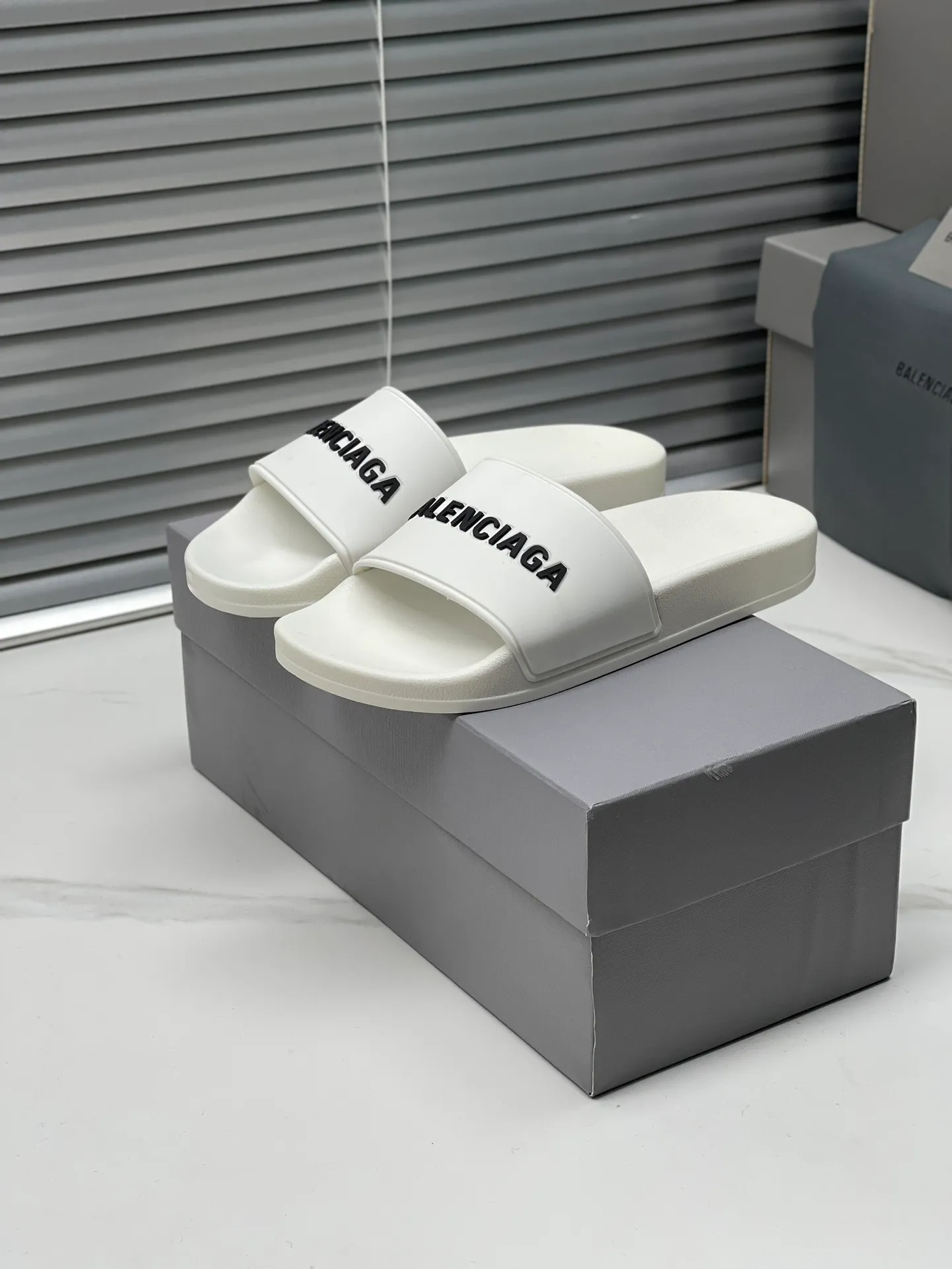 👟👟Ex-factory price 240👟👟 Women's Shoes Women's Clothing Balenciaga 2023 trendy slippers!  Balenciaga Political Campaign Latest Abrasive Development!  A favorite of European and American ladies, celebrities, and Internet celebrity girls. Exquisite uppers are hand-sewn and threaded. They are fluffy and soft, skin-friendly and soft, a must-have for summer. Fashionable but not overly ostentatious. Original natural rubber non-slip and wear-resistant sole. Size 35-40, 39-45 matching counter latest original packaging.